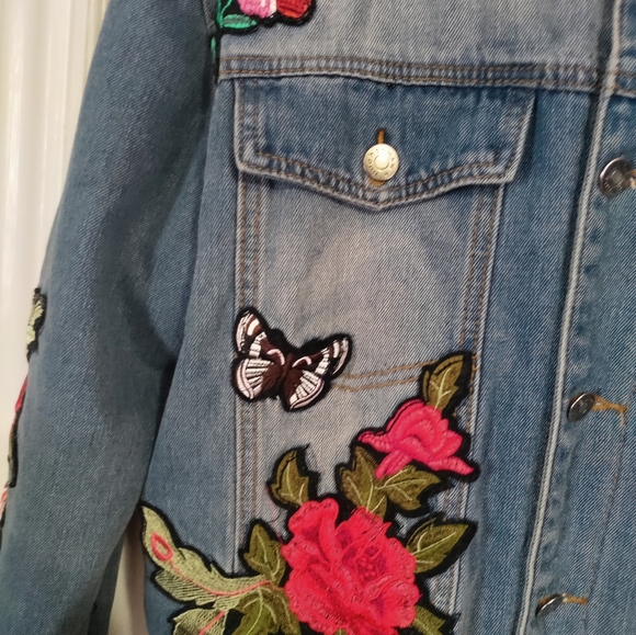 BooHoo Man FULLY BORG LINED DENIM JACKET WITH BADGES - Picture 6 of 9